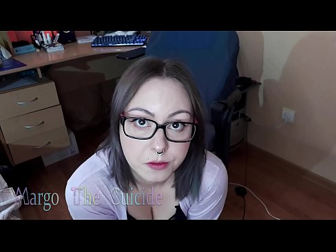 ❤️ 眼鏡をかけたセクシーな少女がカメラに向かってディルドを深くしゃぶる ❤ ポルノ ❌️
