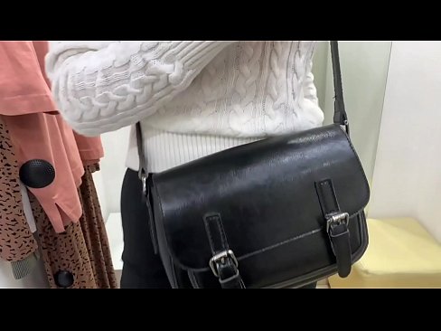 ❤️ 試着室でディルドを使った若い雌犬フェラルベリーの公開オナニー ❤ ポルノ ❌️