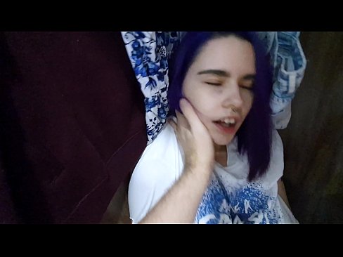 ❤️ 押し入れの中の姉ちゃんを発見し、イクのを手伝う ❤ ポルノ ❌️